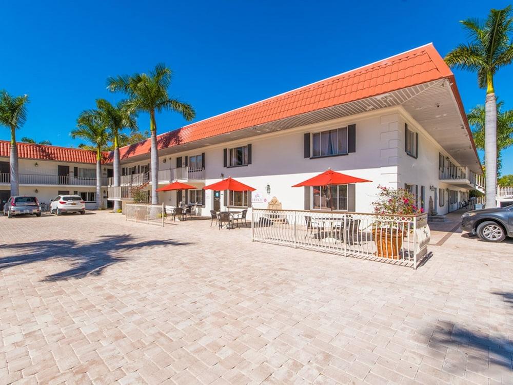 Hibiscus - Sarasota 3*